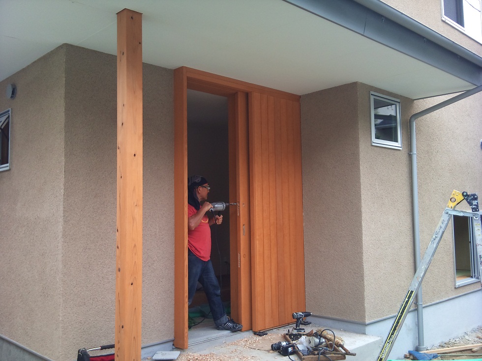 造作玄関ドアの取り付け アイイロプロジェクト 飯尾建設